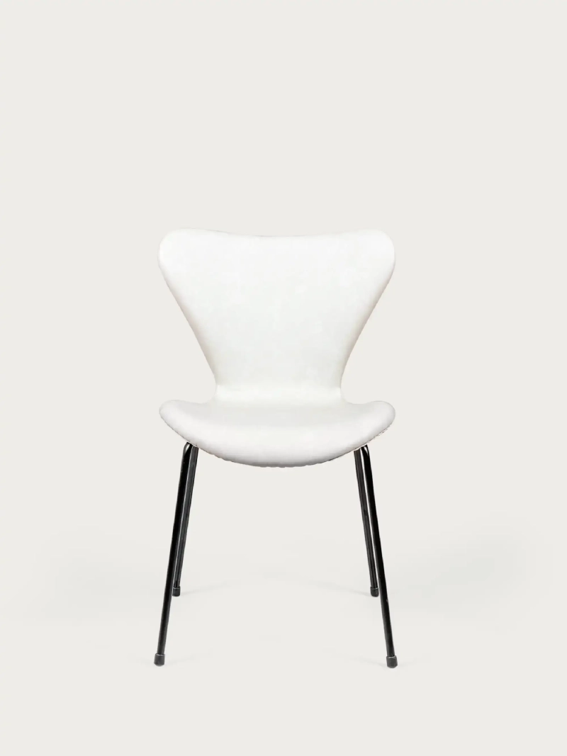 Chaise vintage recouverte de similicuir usé - Seven NEST DREAM - 7