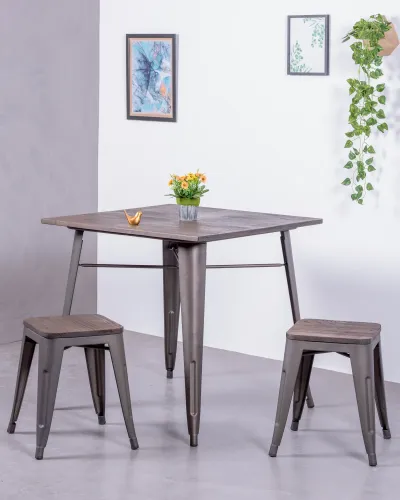 Table industrielle en acier vieilli et bois foncé | Chaises assorties disponibles