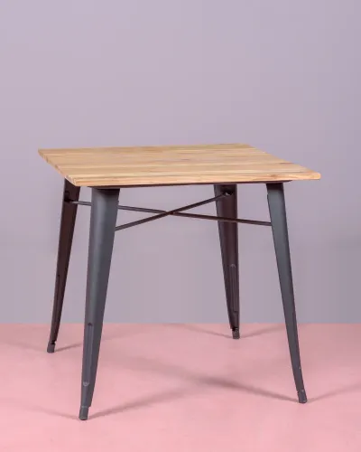 Industriële tafel in zwart staal en licht hout | Nest Dream