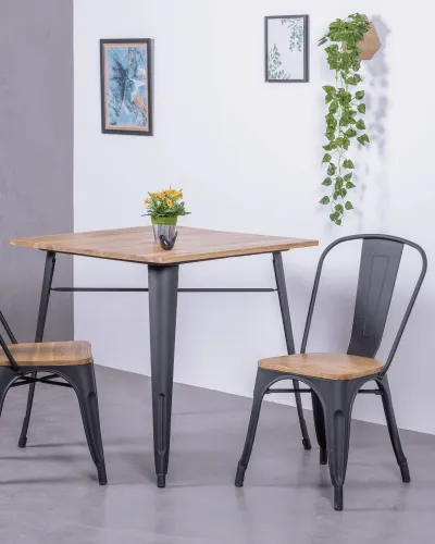 Industriële tafel in zwart staal en licht hout | Nest Dream