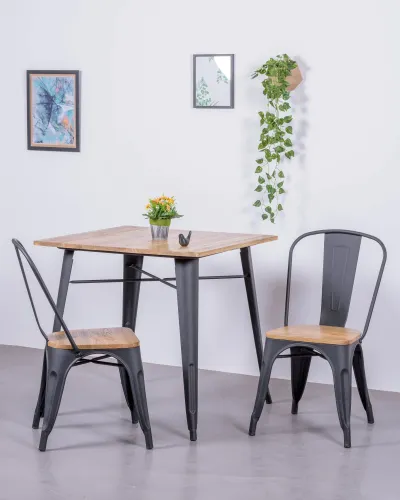 Industriële tafel in zwart staal en licht hout | Nest Dream