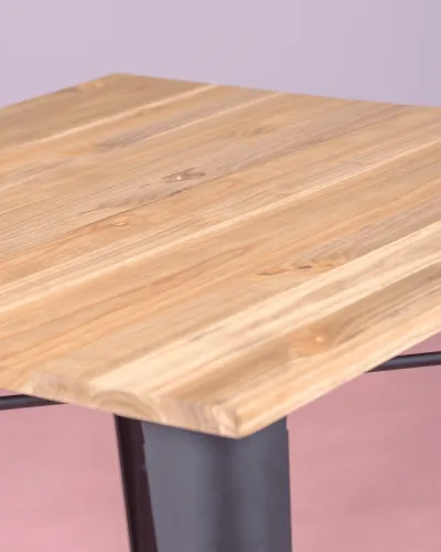 Industriële tafel in zwart staal en licht hout | Nest Dream