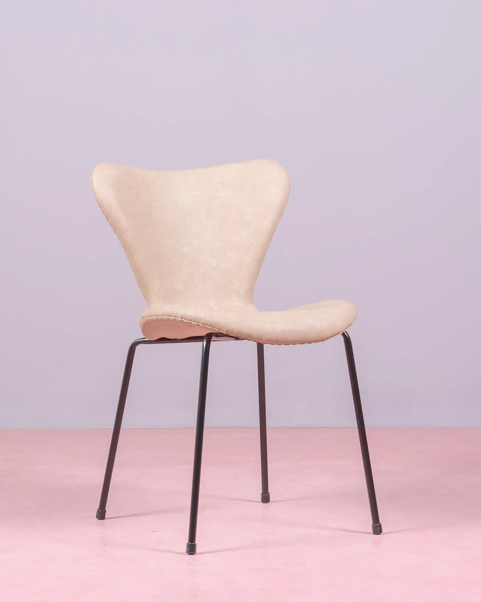 Vintage Seven chair upholstered in leatherette. Discover its retro elegance!