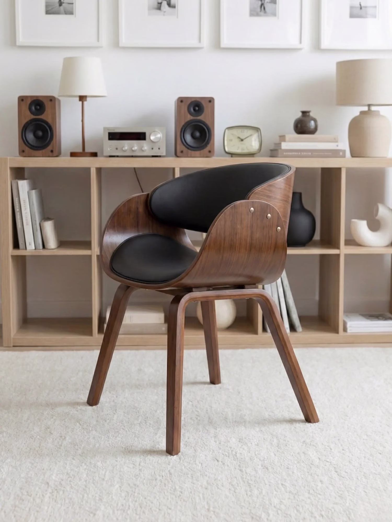 Silla nórdica con reposabrazos en madera oscura de nogal y tapizada en polipiel - Burrow S NEST DREAM - 1