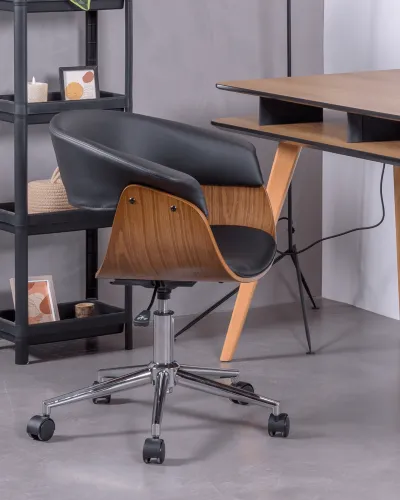 Chaise de bureau scandinave en bois foncé à roulettes | Nest Dream