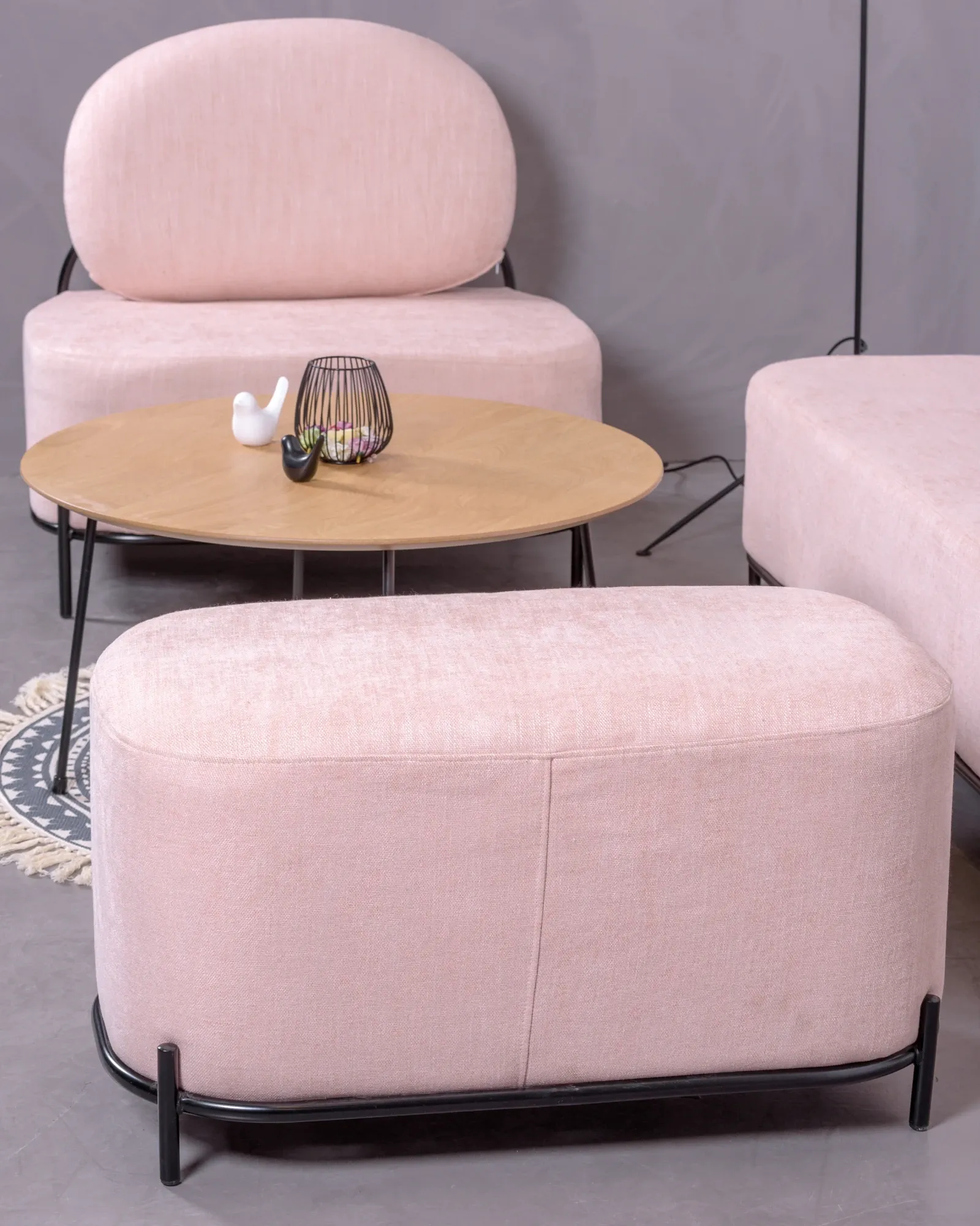 Reposapiés de 2 plazas para el sofá de diseño minimalista Clair - Nest  Dream - Gris