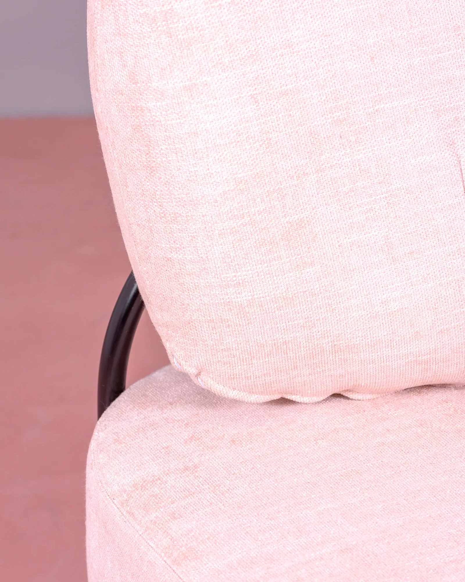 Reposapiés sofá Clair Loveseat de diseño minimalista Rosa