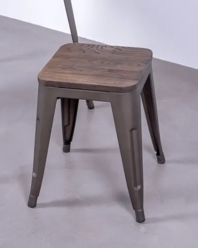 Low industrial stool in aged steel and wooden seat | Nest Dream