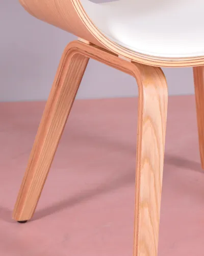 Silla nórdica de madera clara con cojín de polipiel | Nest Dream