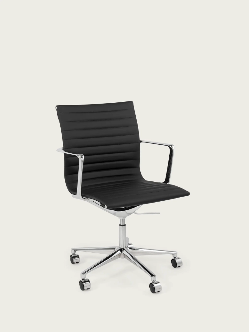 Executive Ergonominen nahkainen toimistotuoli matalaselkäinen - Tehtävä