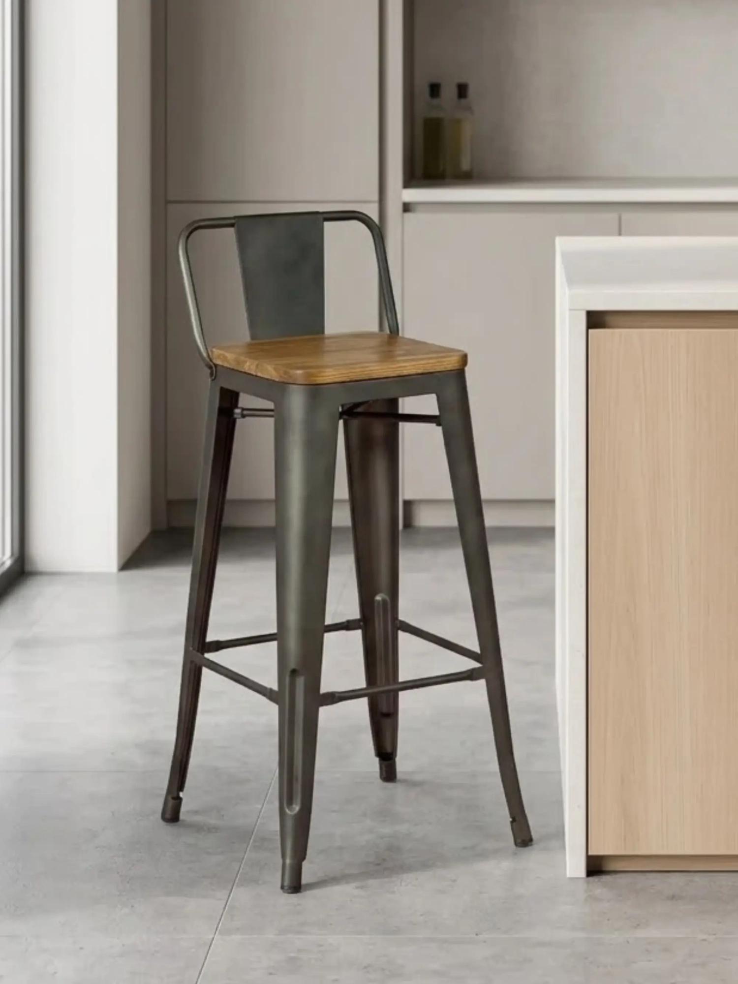 Bistro høj barstol med ryglæn | Stabilitet og design