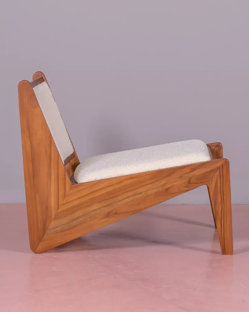 Fauteuil en bois de teck et recouvert de tissu bouclé | Livraison gratuite