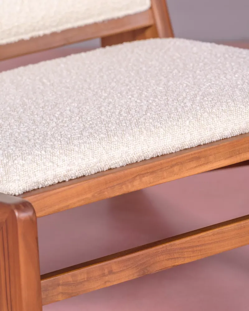 Fauteuil en bois de teck et recouvert de tissu bouclé | Livraison gratuite