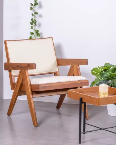 Sillón lounge con reposabrazos Compass en madera y bouclé | Envío Gratis