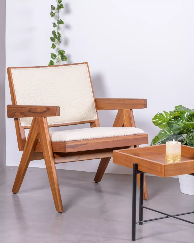 Sillón lounge con reposabrazos Compass en madera y bouclé | Envío Gratis