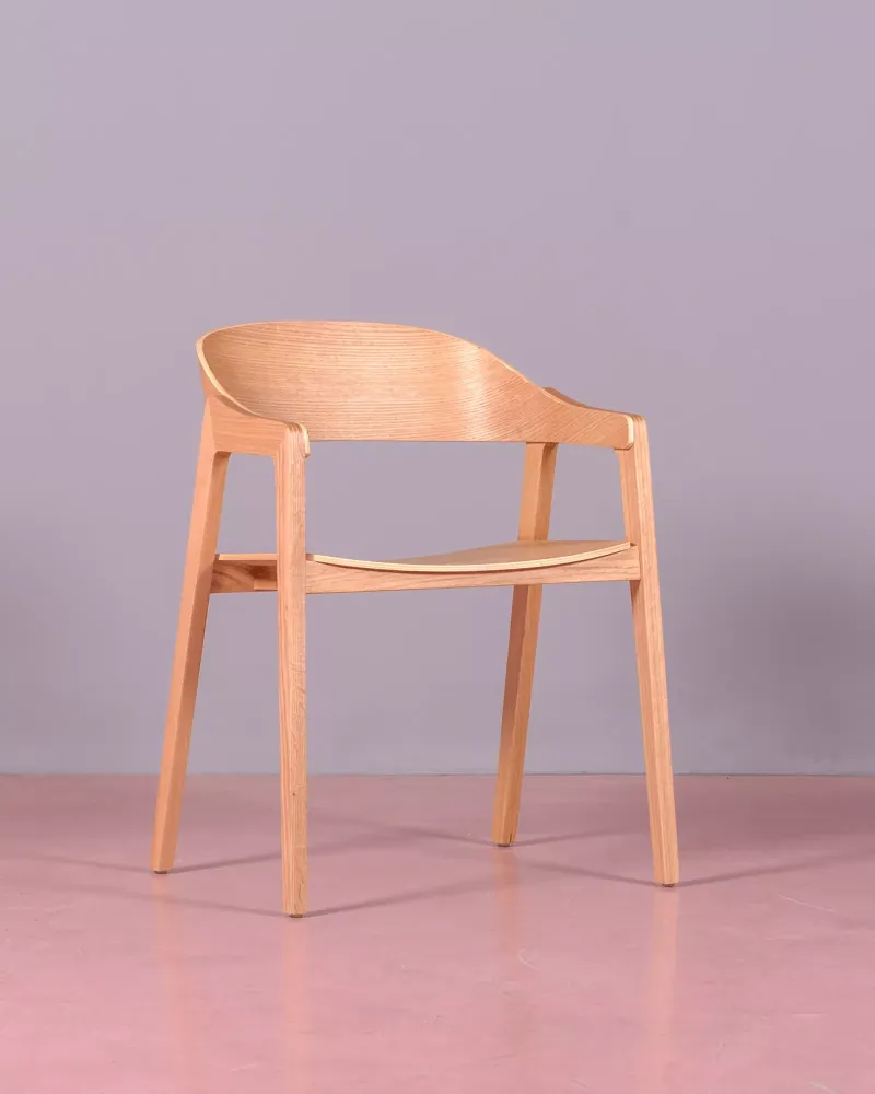 Silla nórdica con brazos en madera de roble | Soho Collection