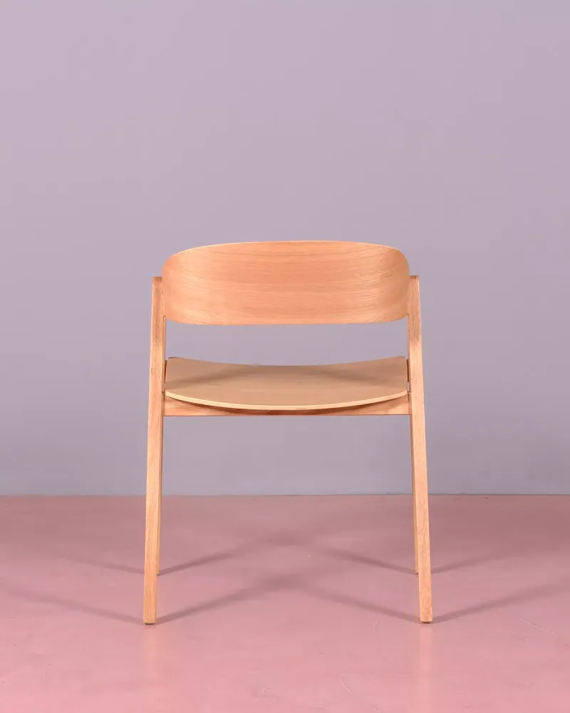 Silla nórdica con brazos en madera de roble | Soho Collection