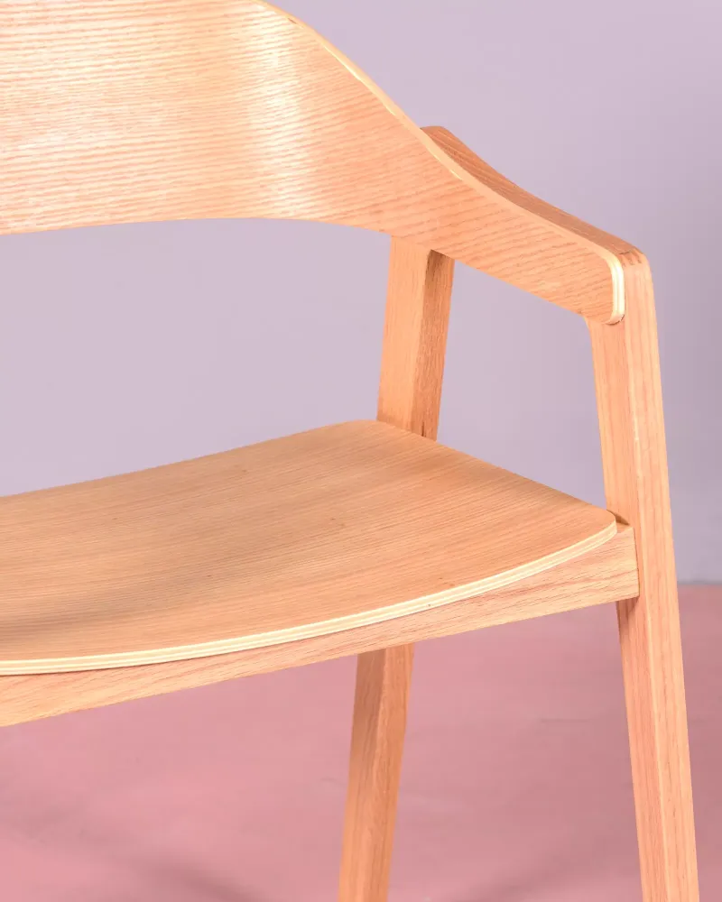 Silla nórdica con brazos en madera de roble | Soho Collection