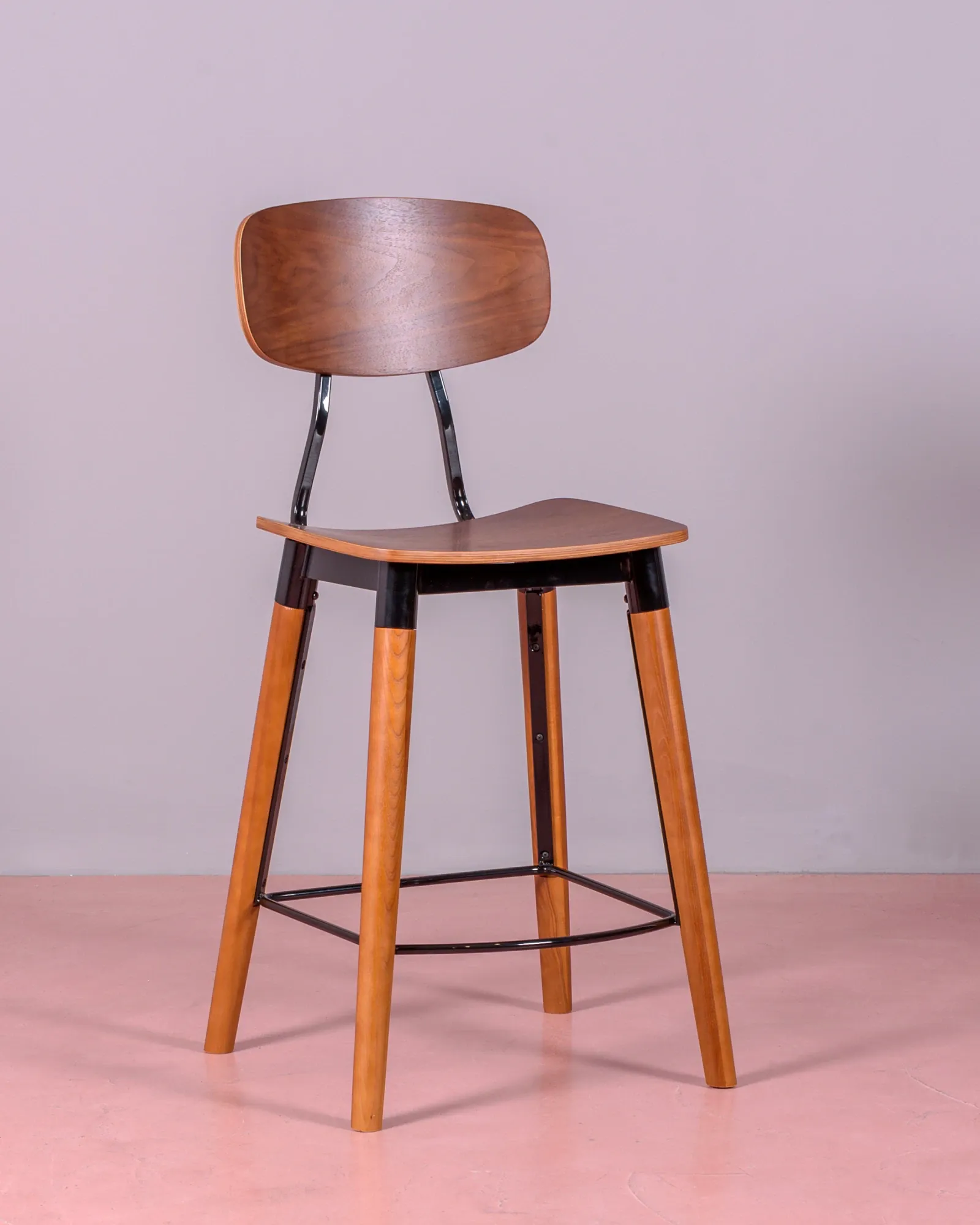 Tabouret industriel Copine en bois de noyer | Nest Dream