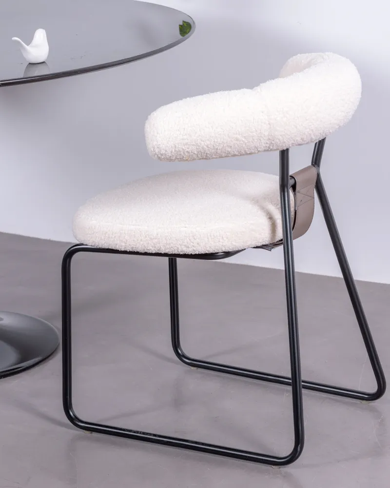 Chaise design tapissée en bouclé | Meubles bohèmes - Nest Dream