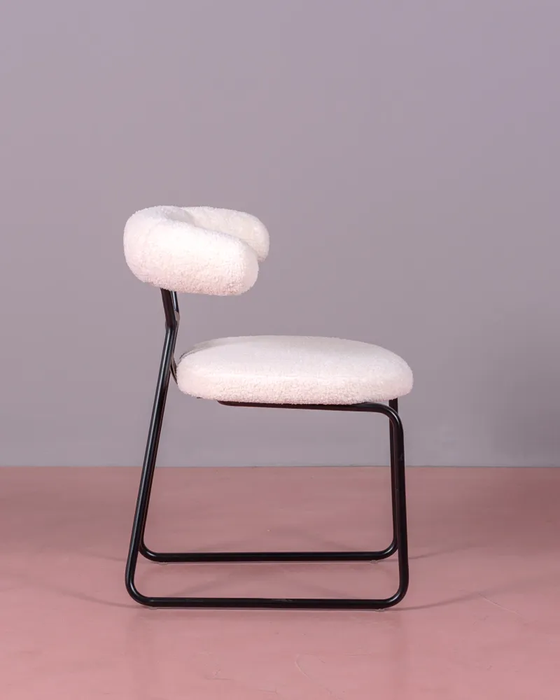 Chaise design tapissée en bouclé | Meubles bohèmes - Nest Dream