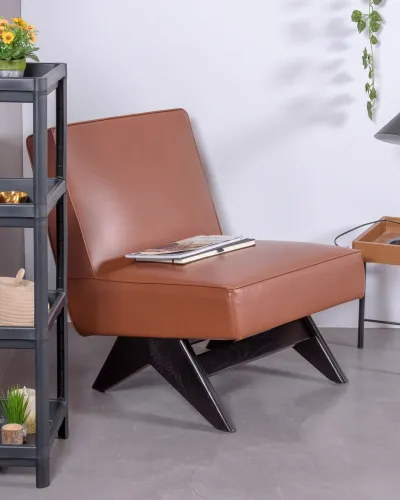 Fauteuil West en bois de frêne et recouvert de simili cuir | Livraison gratuite