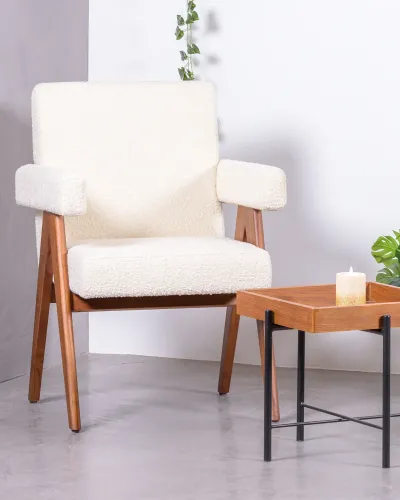 Silla con reposabrazos en madera de teca y tejido bouclé - Nest Dream